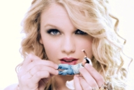 collage blonde handheld finger shrunken_men squirming animation shrunken_man looking_at_viewer docop taylor_swift