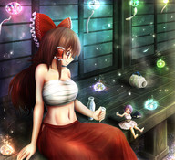 drawing gentle anime touhou brunette brown_eyes smiling sitting belly shrunken_woman reimu_hakurei sake looking_at_tiny sukuna_shinmyoumaru satoji sarashi