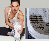 giantess crush collage micro shoes blood brunette brown_eyes celebrity gore sitting foot_crush falling pants shoe_crush dialogue cutaway shruken_men gal_gadot zoom-in