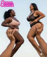 handheld underwear queencontrol breasts black_hair large_breasts long_hair butt cleavage bra lips ponytail bending_over shrunken_woman dark_skin jewelry earrings top interracial hands_on_hips digital_render ass_grab solo_focus ai_art 1boy hetero very_dark_skin torso_grab grabbing_anothers_ass giant male