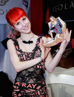 giantess blonde shoes smiling red_hair shrunken_woman hayley_williams docop hayden_panettiere